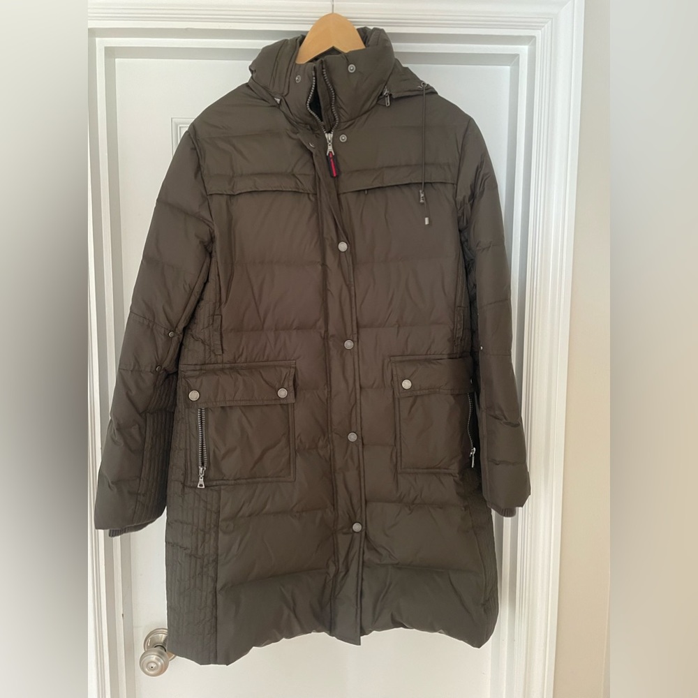 Barely worn Tommy Hilfiger hooded puffy coat